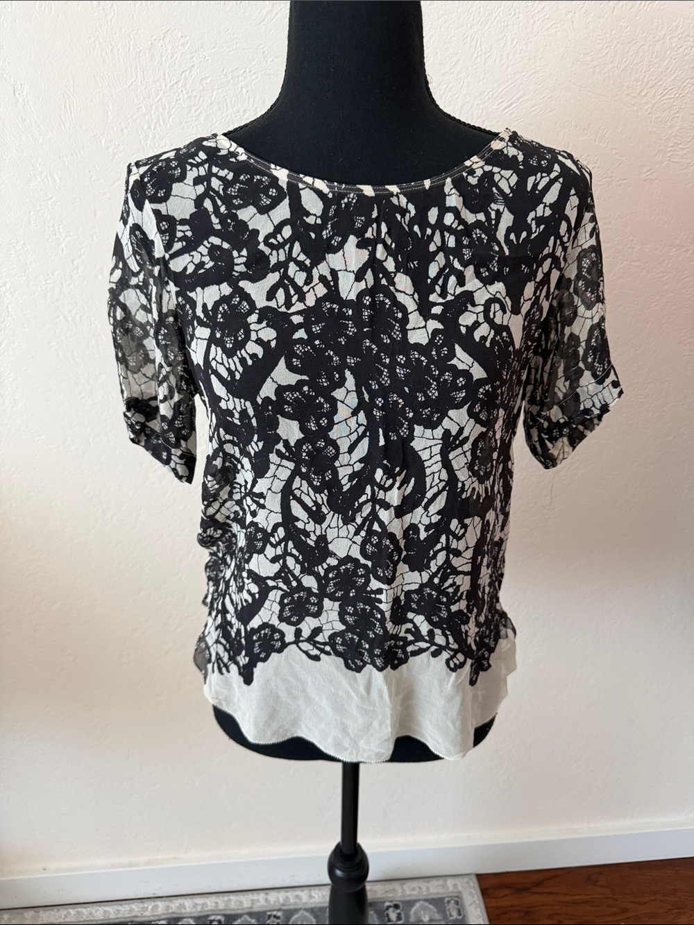 GUC ARITZIA Black Lace PATTERN Short Sleeve Top - SILK SIZE SMALL